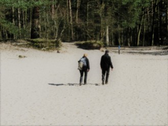 Wandelaars door het zand